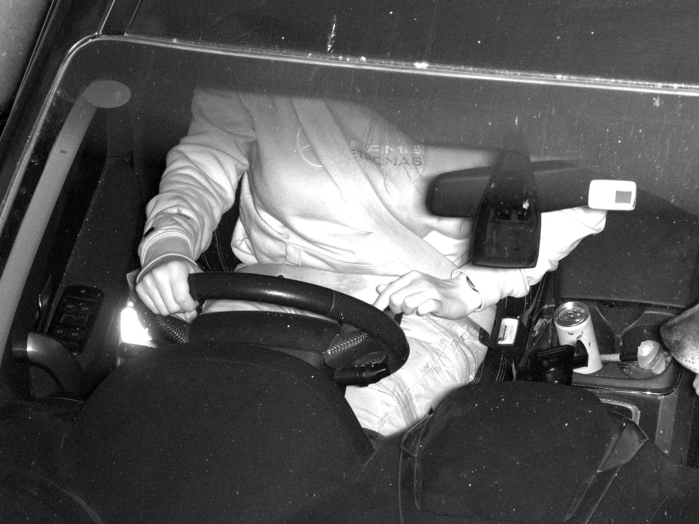 Zdjęcie kierowcy korzystającego z telefonu podczas jazdy