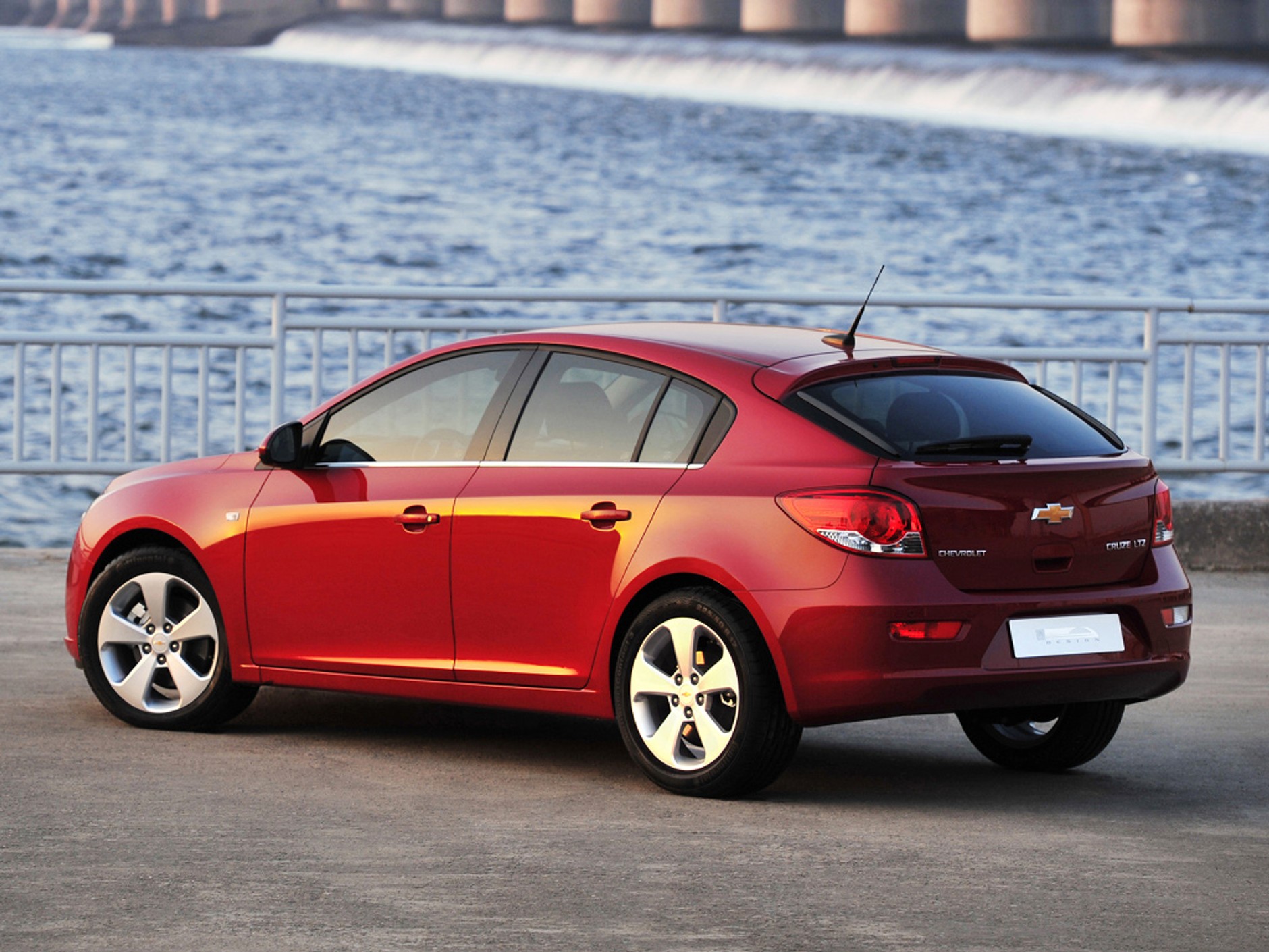 Produkcyjny Chevrolet Cruze hatchback na zdjęciach