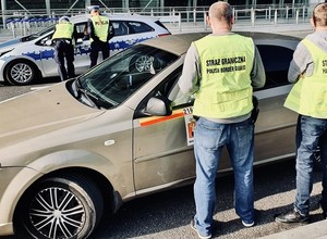 Straż Graniczna sprawdziła kierowców Ubera i Bolta przed lotniskiem Chopina. Aresztowano cztery osoby
