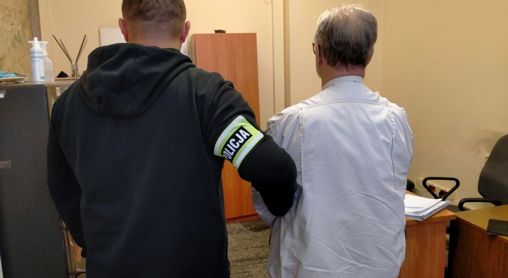 80-latek uszkodził pięć samochodów, bo ich kierowcy źle parkowali