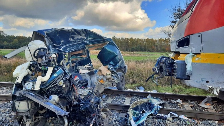 Wypadek pociąg i samochód dostawczy