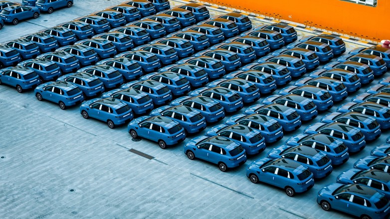 Chińskie auta Leapmotor B10 podczas załadunku na statek płynący do Europy