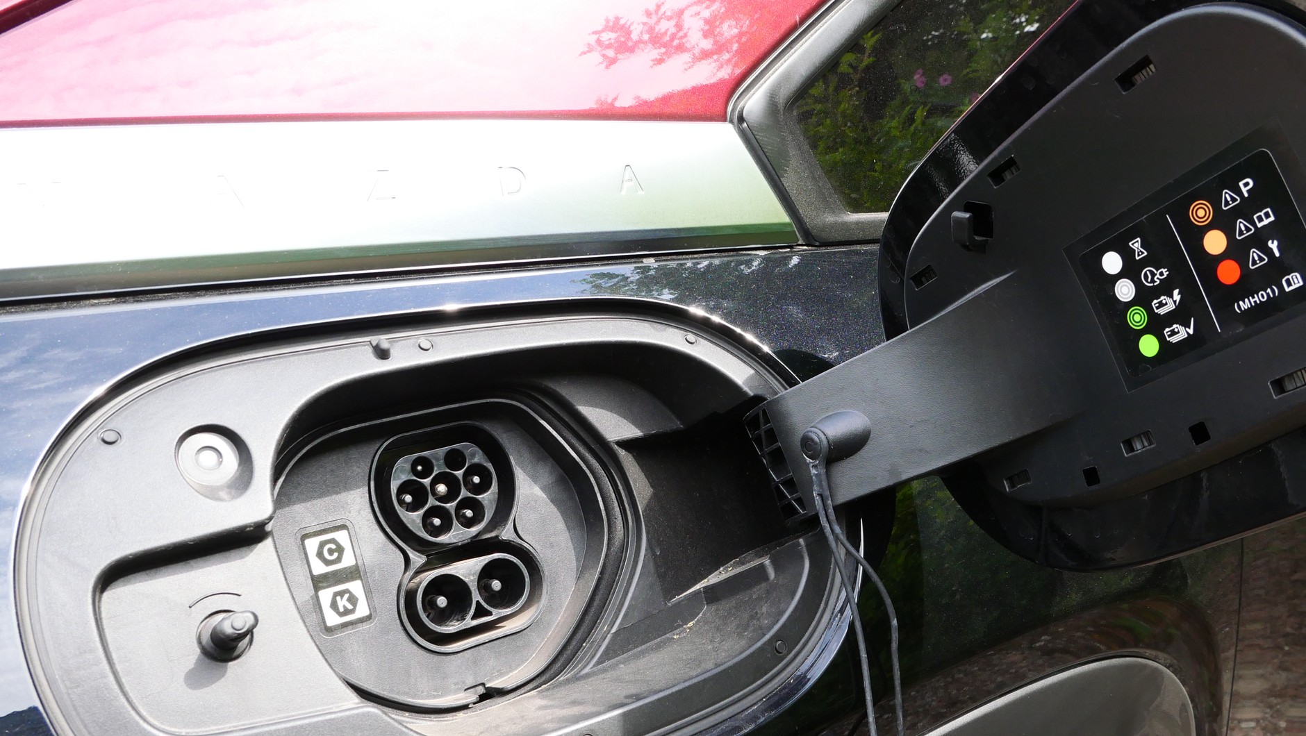 Gniazdo CCS pozwalające na szybkie, jak na hybrydę plug-in ładowanie, to jedna z zalet tego modelu