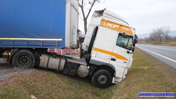 Wypadł do rowu, a strażaków poprosił o pomoc Okazało się że miał trzy promile