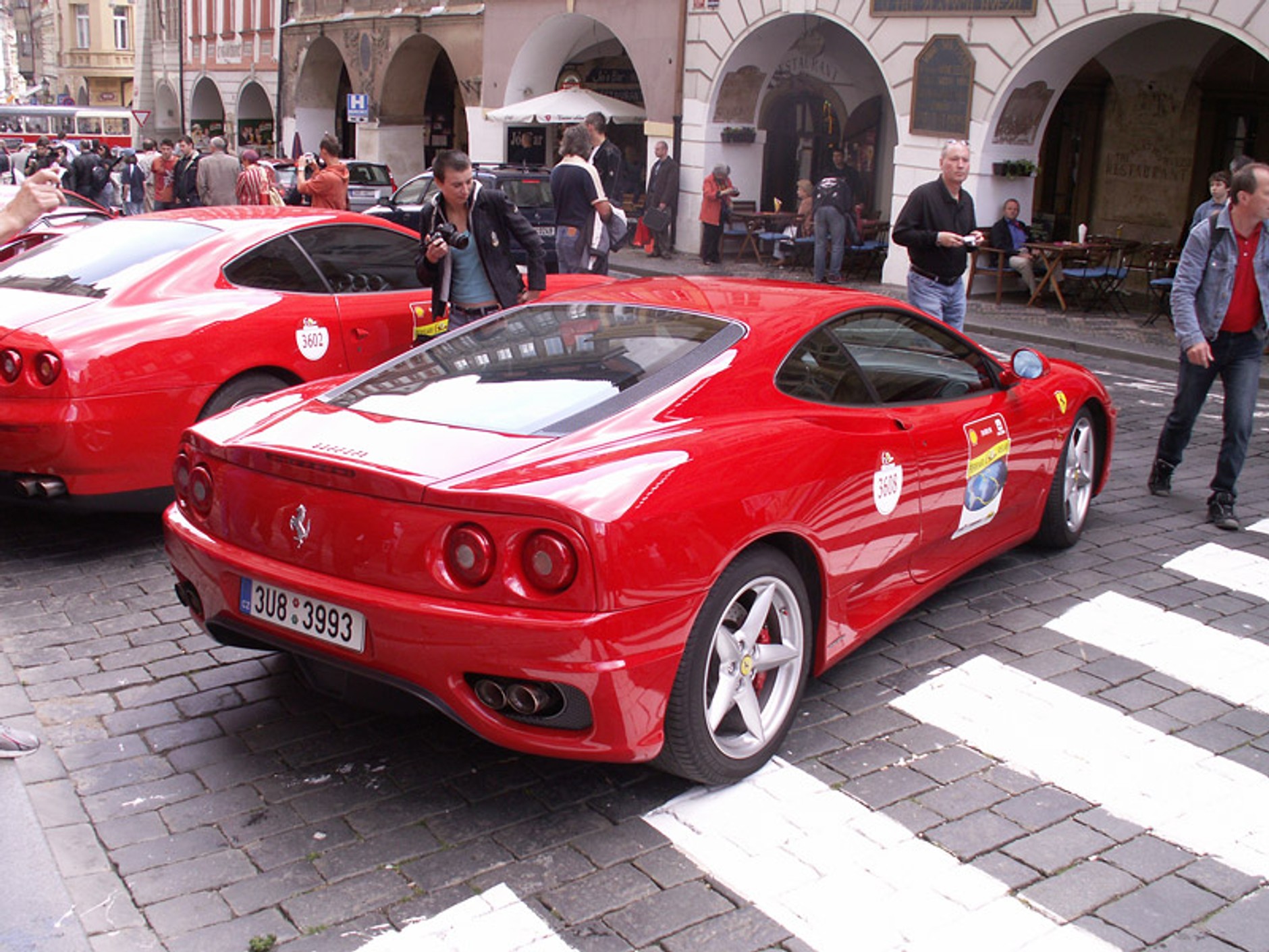 Pięćdziesiąt aut Ferrari: światowa sztafeta w Pradze!