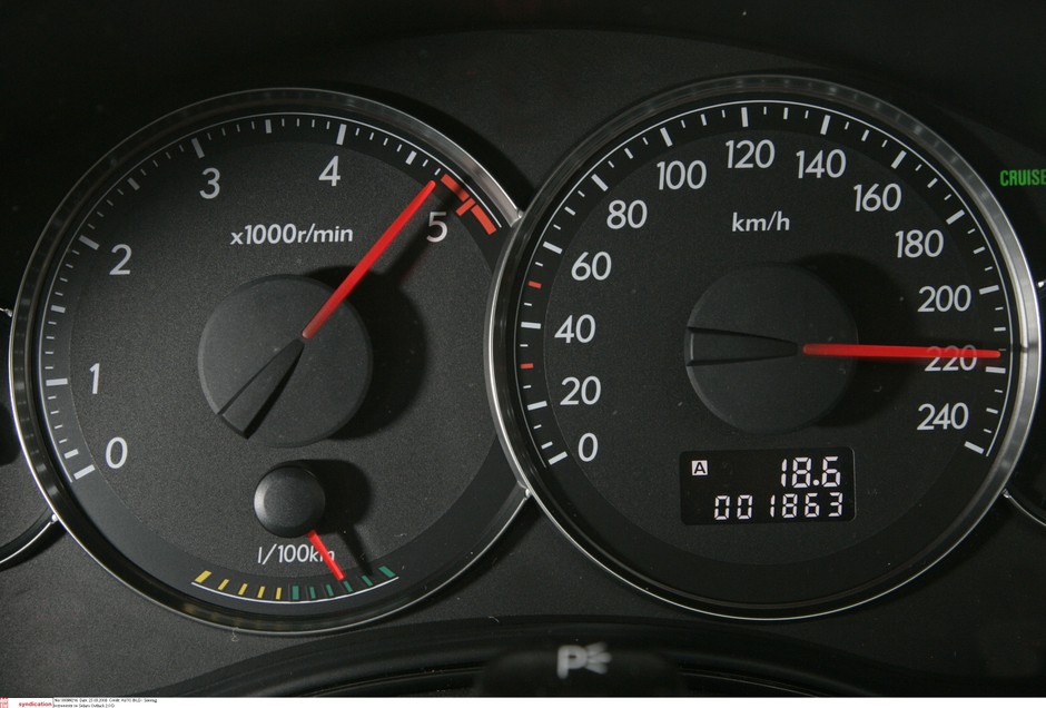 Jazda z prędkościami rzędu 200 km/h pochłania mnóstwo paliwa, a w razie zderzenia nie ma co liczyć na pełną ochronę przez systemy bezpieczeństwa biernego samochodu