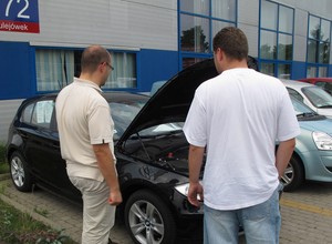 Szukamy auta z ogłoszenia. Czy trudno znaleźć dobre BMW?