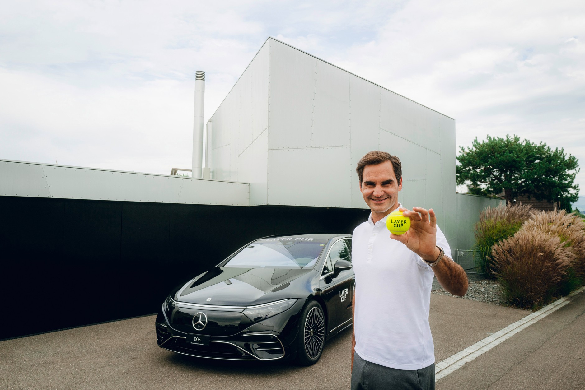 Mercedes EQS i Roger Federer
