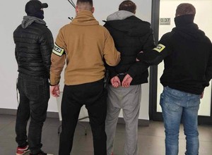 Chciał dać policjantom dwie butelki alkoholu. Sprawa trafiła do prokuratury