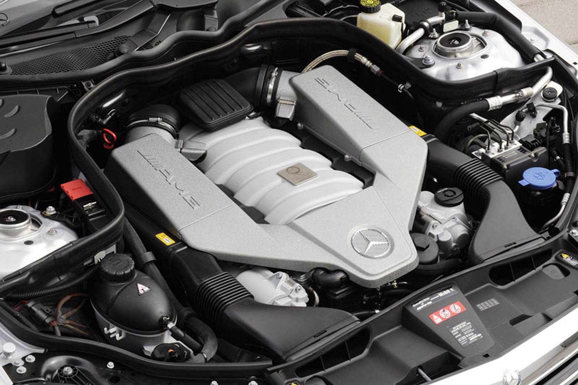 Mercedes-Benz E 63 AMG: pierwsze oficjalne zdjęcia i informacje