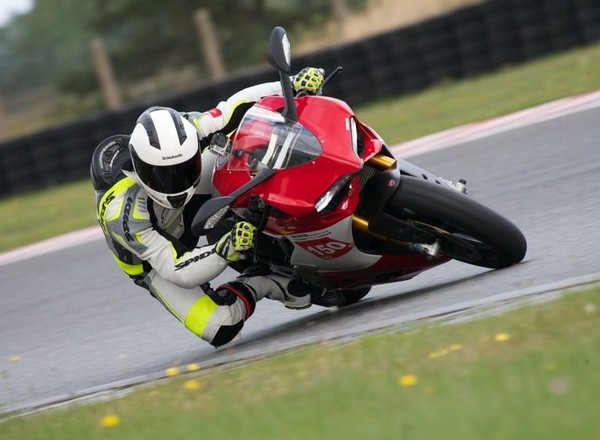 Wyprzedaże roczników. Dlaczego warto kupić motocykl po sezonie?