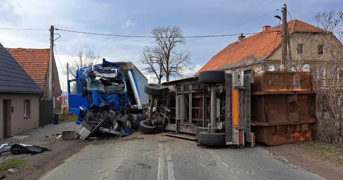 ITD. Groźny wypadek z udziałem dwóch ciężarówek na DW 382