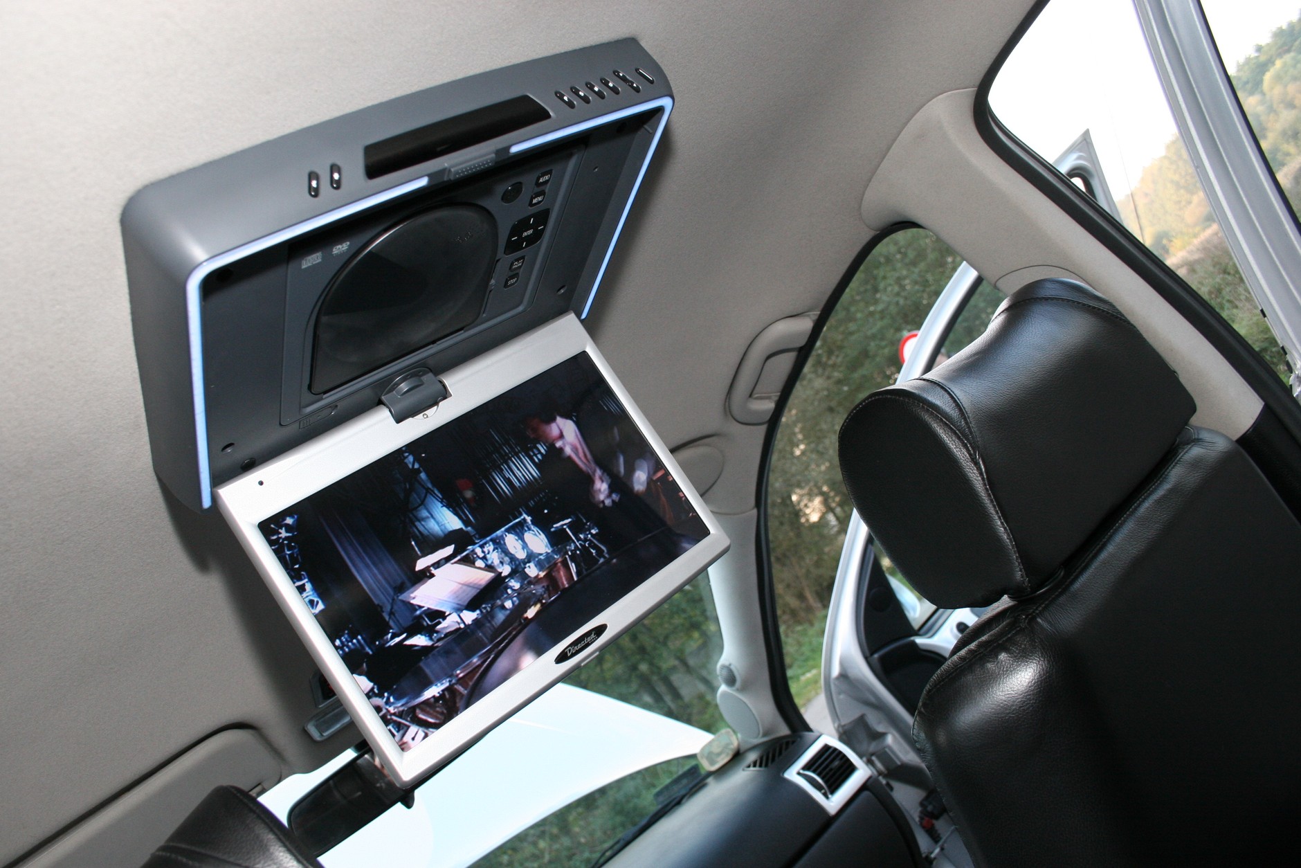 Opel Astra II. Wbudowany odtwarzacz DVD z monitorem Directed