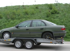 Jak sprowadzić auto z zagranicy? Ile kosztuje rejestracja samochodu sprowadzonego z UE i spoza UE?