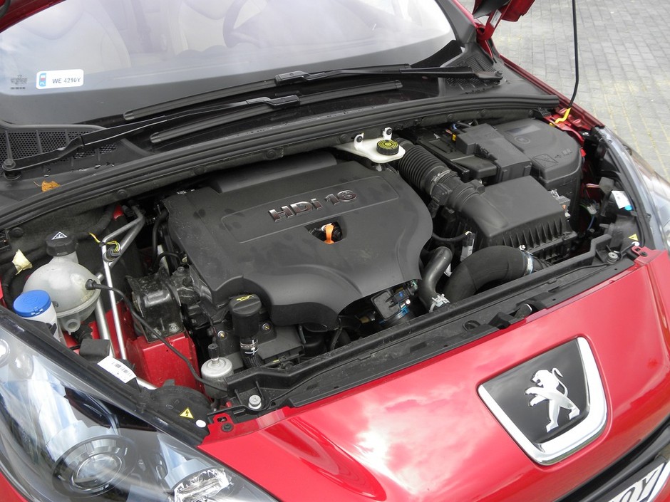 Peugeot 308 FL: Świeża twarz