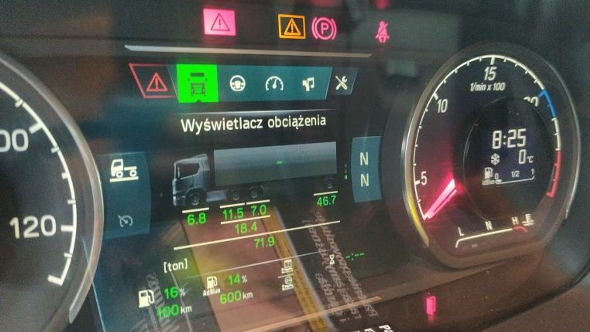 O przekroczonych dopuszczalnych naciskach na drogę informował komunikat wyświetlany na desce rozdzielczej ciężarówki