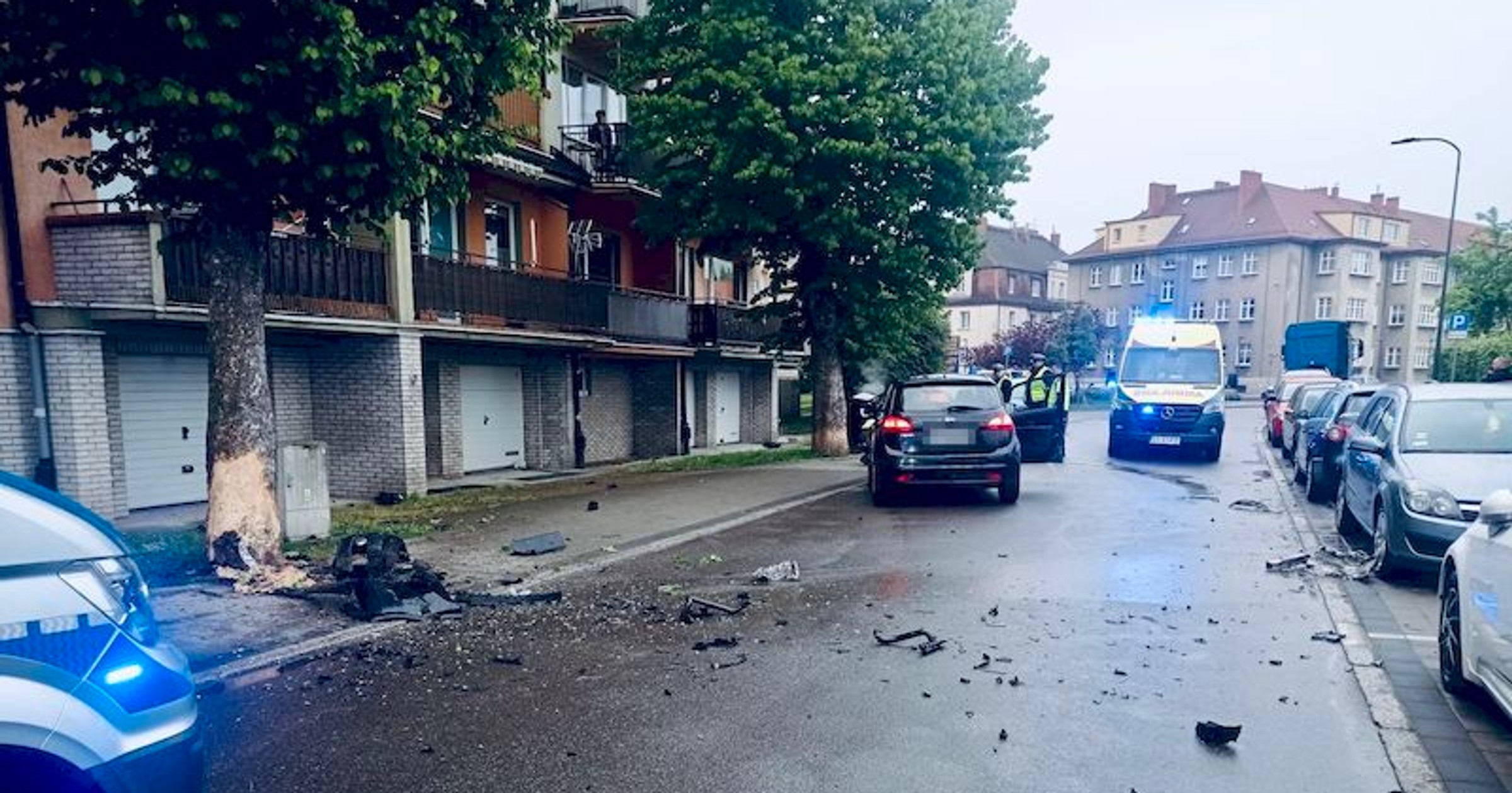 Obraz pochodzący z serwisu https://slupsk.policja.gov.pl/m19/aktualnosci/wiadomosci/132845,Nie-zatrzymal-sie-do-policyjnej-kontroli-a-podczas-ucieczki-uderzyl-w-drzewo-Pij.html