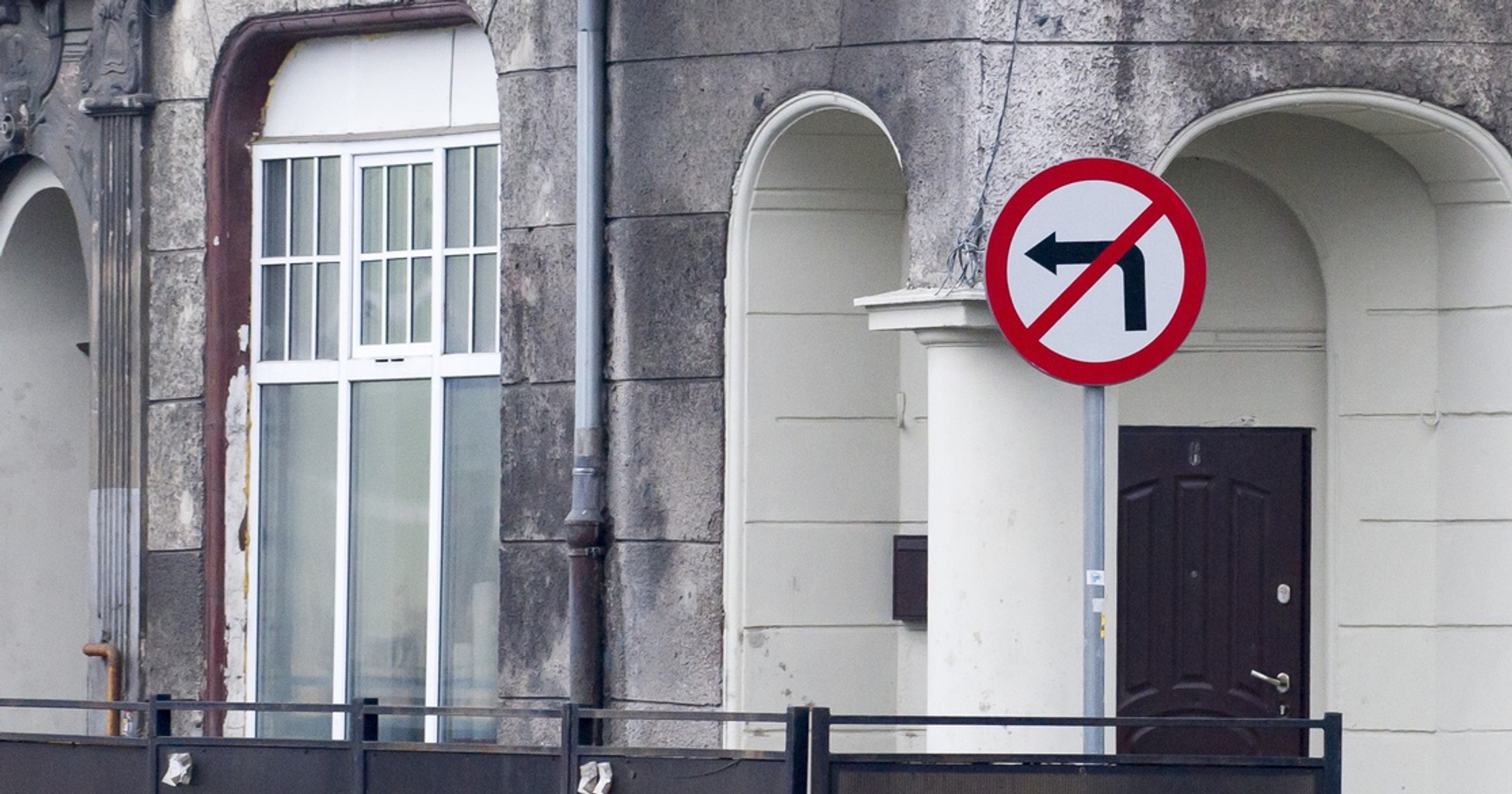 Czy można zawracać na zakazie skrętu w lewo?