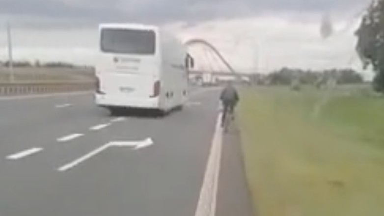 Rowerzysta na autostradzie A4