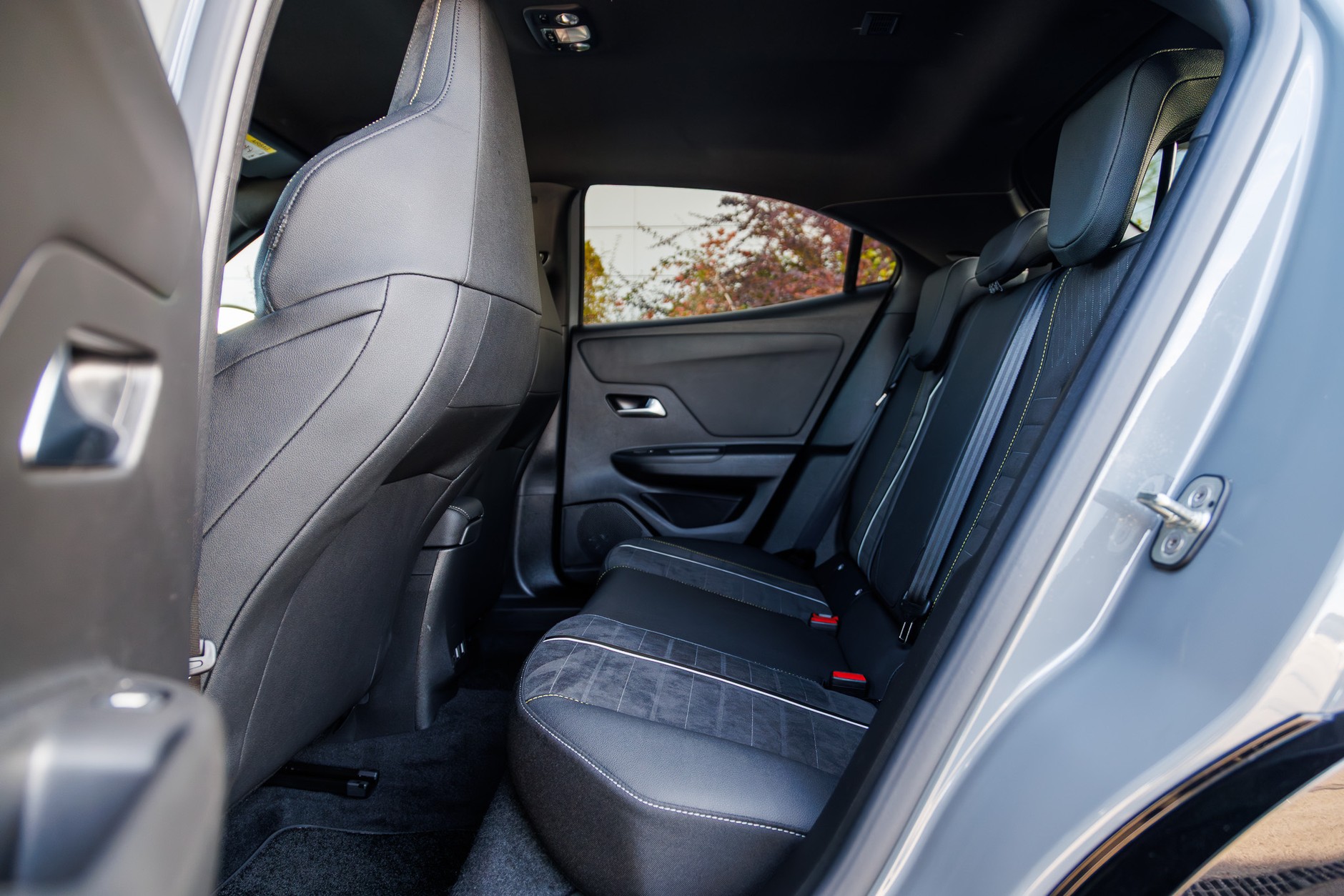 Przestrzeń na nogi w drugim rzędzie siedzeń Opla Mokka GSE jest raczej skromna