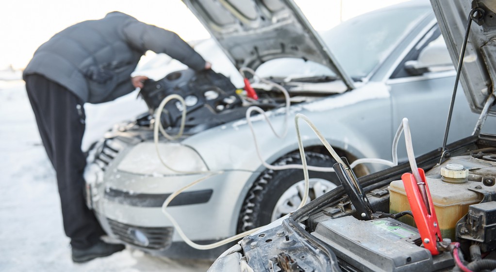 Jeśli rano pożyczałeś prąd, doładuj akumulator jak najszybciej. Może nie przeżyć mroźnej nocy