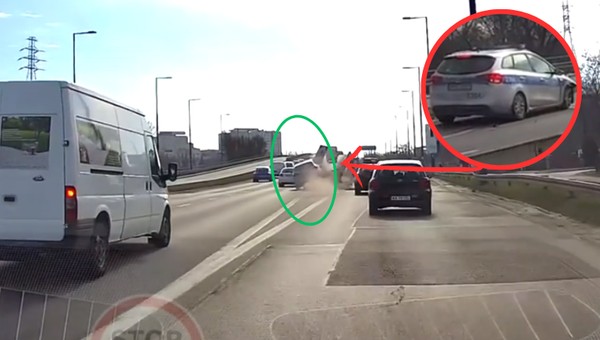 Stołeczni policjanci rozbili radiowóz. Nagranie hitem internetu