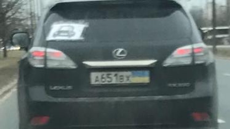 zaklejona rosyjska tablica rejestracyjna