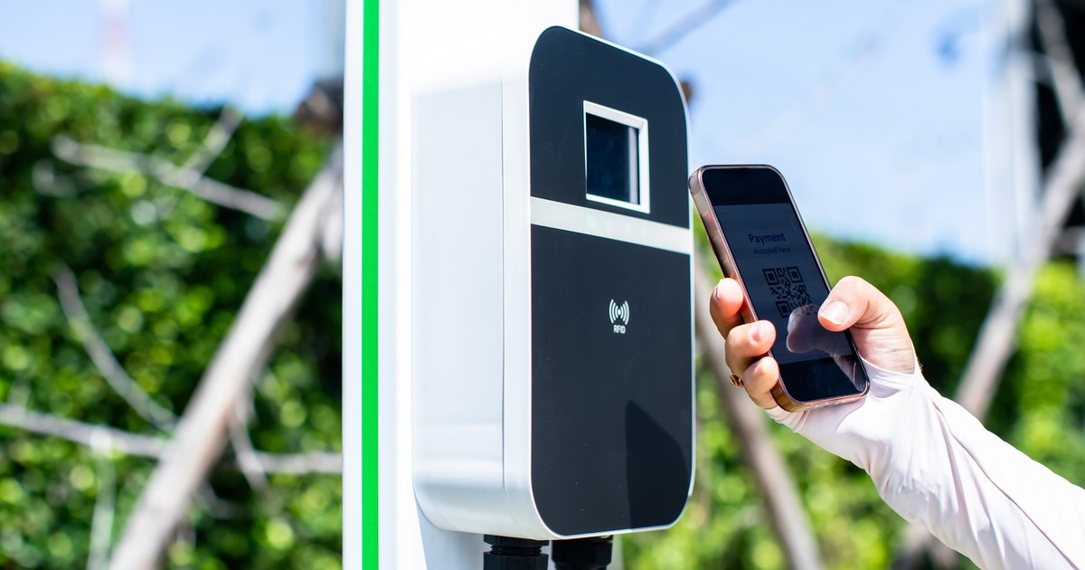 W kierowców samochodów elektrycznych "wycelowano" nową broń. Tak oszukują na ładowarkach