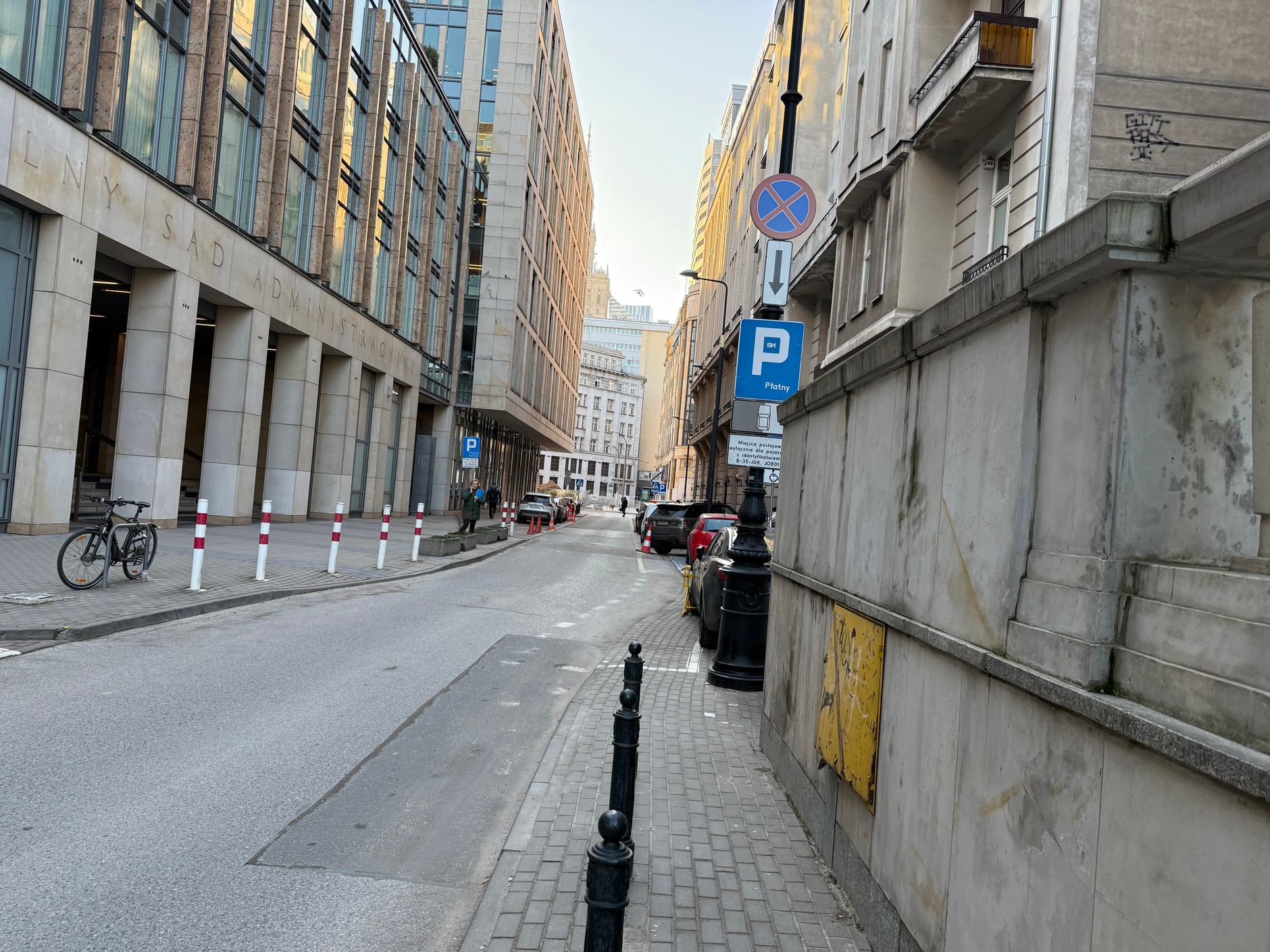 Niech pan inżynier od znaków drogowych w warszawskim ZDM zastanowi się, czy taki "totem" złożony ze znaków drogowych jest zrozumiały dla kierowców i uzasadniony przepisami. Dla czytelników: nie, za tymi znakami nie wolno parkować.