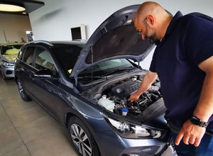 Powypadkowe z ASO czy bezwypadkowe od handlarza? Tak kupowaliśmy rodzinne kombi z automatem