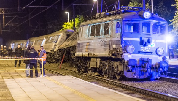 Maszynista wymusił pierwszeństwo, podróżni płakali. "Wszystko było w ogniu" [ZDJĘCIA]