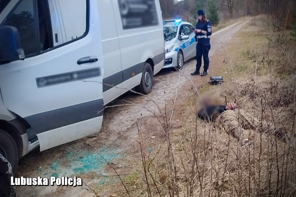Pijany staranował busem radiowóz i zamknął się w samochodzie