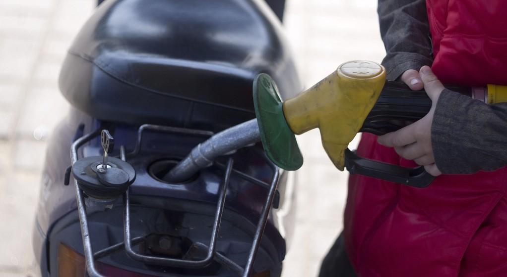 Tankowanie motocykla czy skutera może ułatwić przestrzeganie kilku zasad