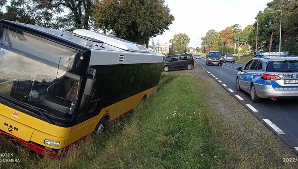 Wjechał miejskim autobusem do rowu. Nie była to usterka techniczna