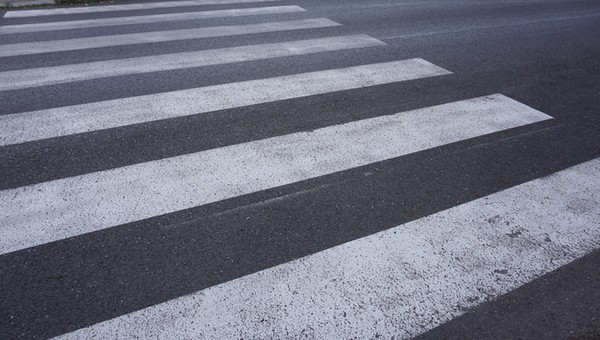 Przejście sugerowane: czy wiesz, co to jest i czym różni się od przejścia dla pieszych? 