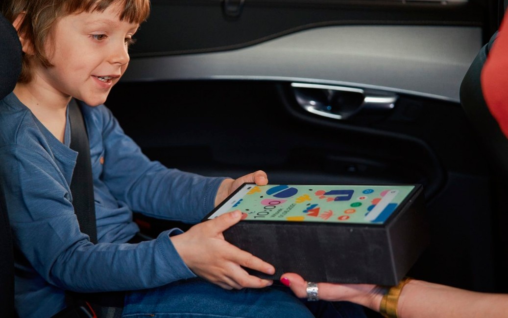 Kampania informacyjna Volvo. Tablet w czasie stłuczki może ważyć tyle co cegła