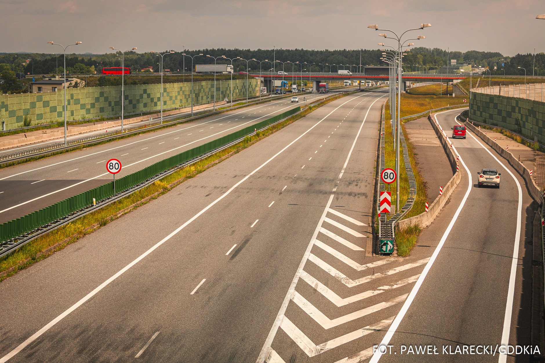Ślady opon od wyskoków i hamowania na "falach Dunaju" na autostradzie A1