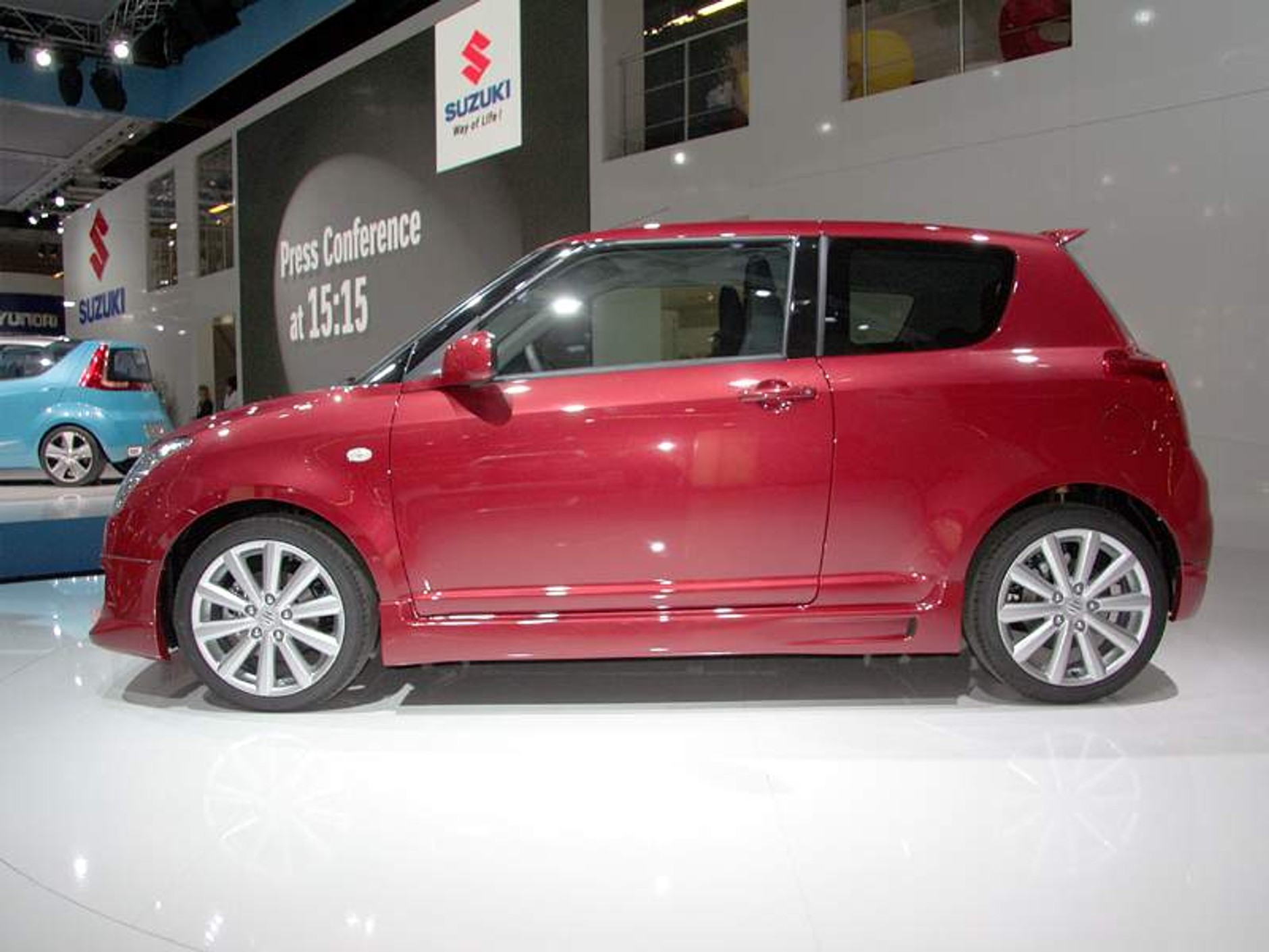 Paryż na żywo: dwa razy sportowe Suzuki