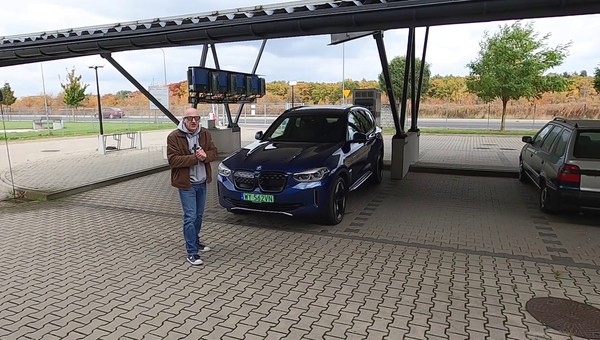 BMW iX3 — wygląda jak normalny SUV, a jak jeździ?