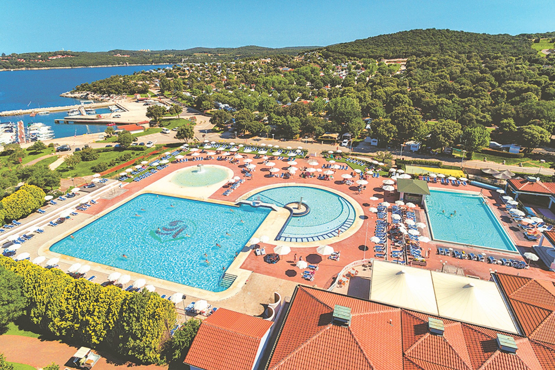 Także FKK-Camping Valalta posiada kompleks basenowy