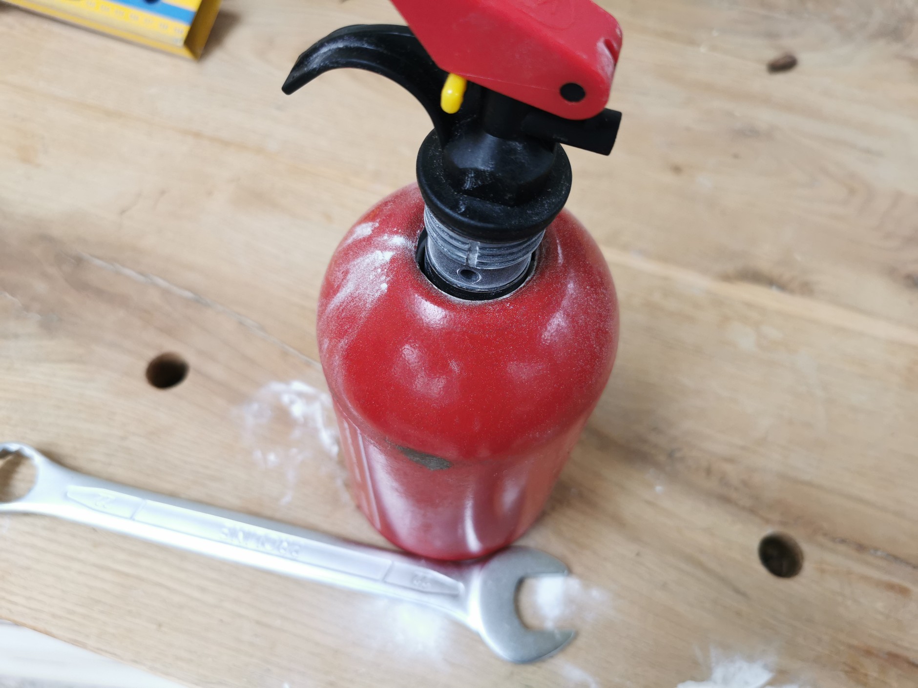 Gaśnica proszkowa z nabojem: po stwierdzeniu, że proszek jest proszkiem, a nabój jest w porządku, można ją skręcić z powrotem. Przegląd takiej gaśnicy trwa 5 minut