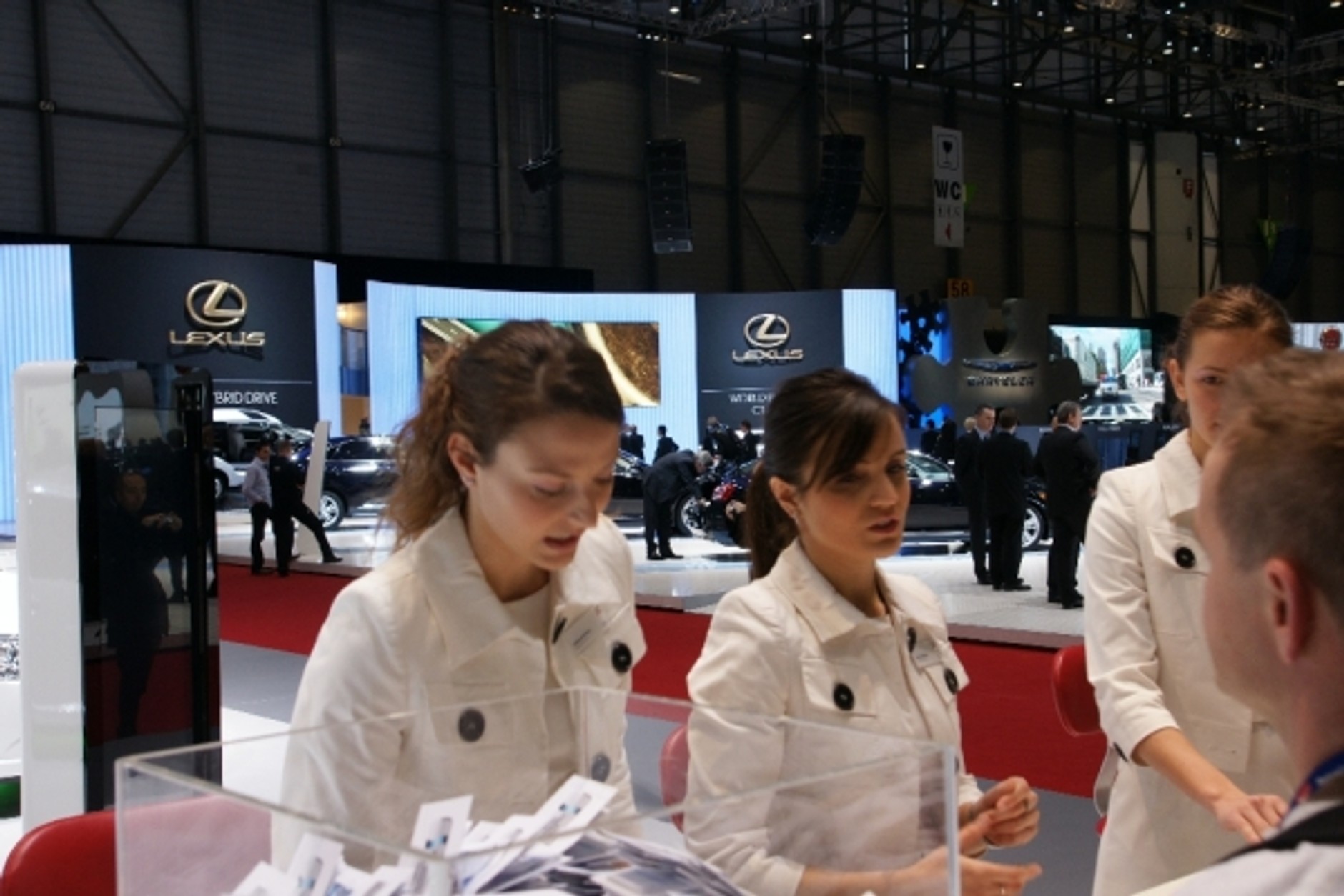 Genewa 2010: Dziewczyny z salonu samochodowego w Genewie (galeria)