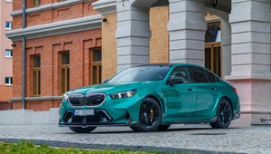 Hybrydowe BMW M5 pokazuje, że fizyka to tylko przeszkoda, którą można przeskoczyć