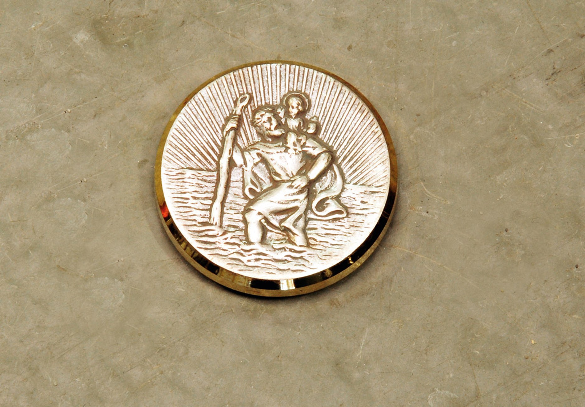 Tanie gadżety do auta: cieszą czy śmieszą?