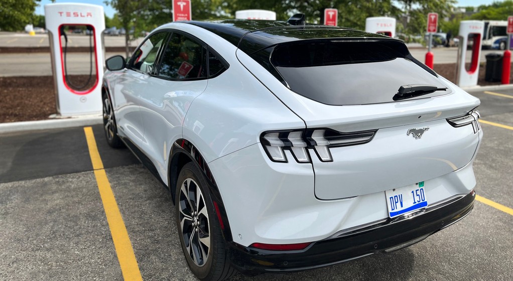 Ford Mustang Mach-E na Superchargerze Tesli