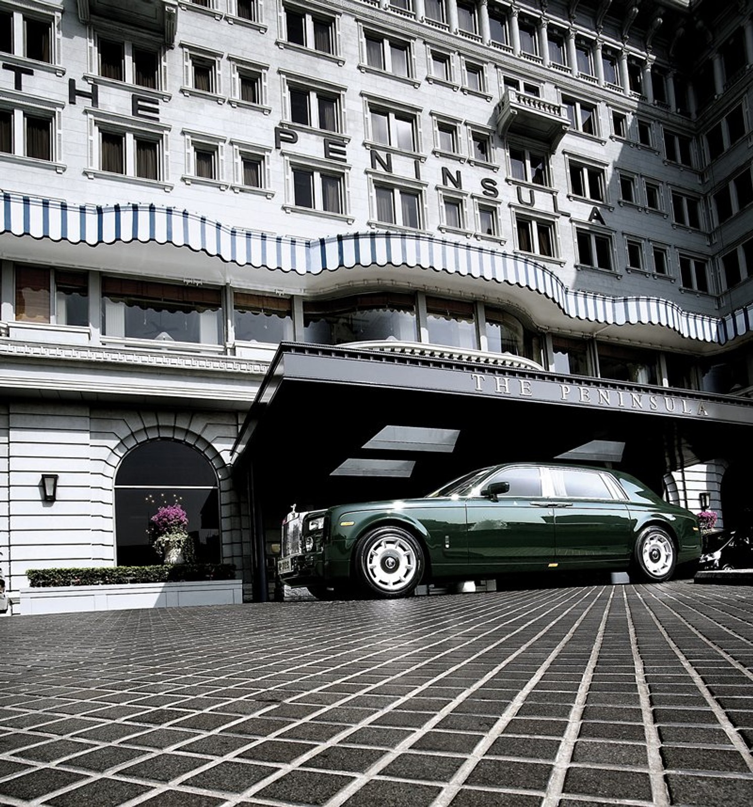 Czternaście Rollsów we flocie hotelu