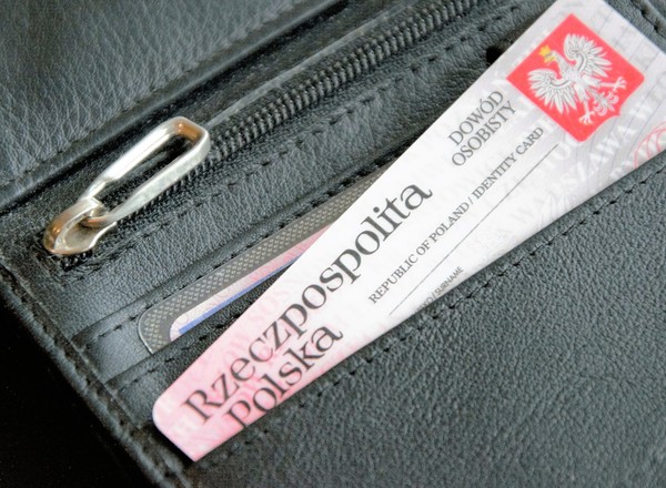 Zabrudzony dowód osobisty zwrócił uwagę policjantów. To miała być zwykła kontrola