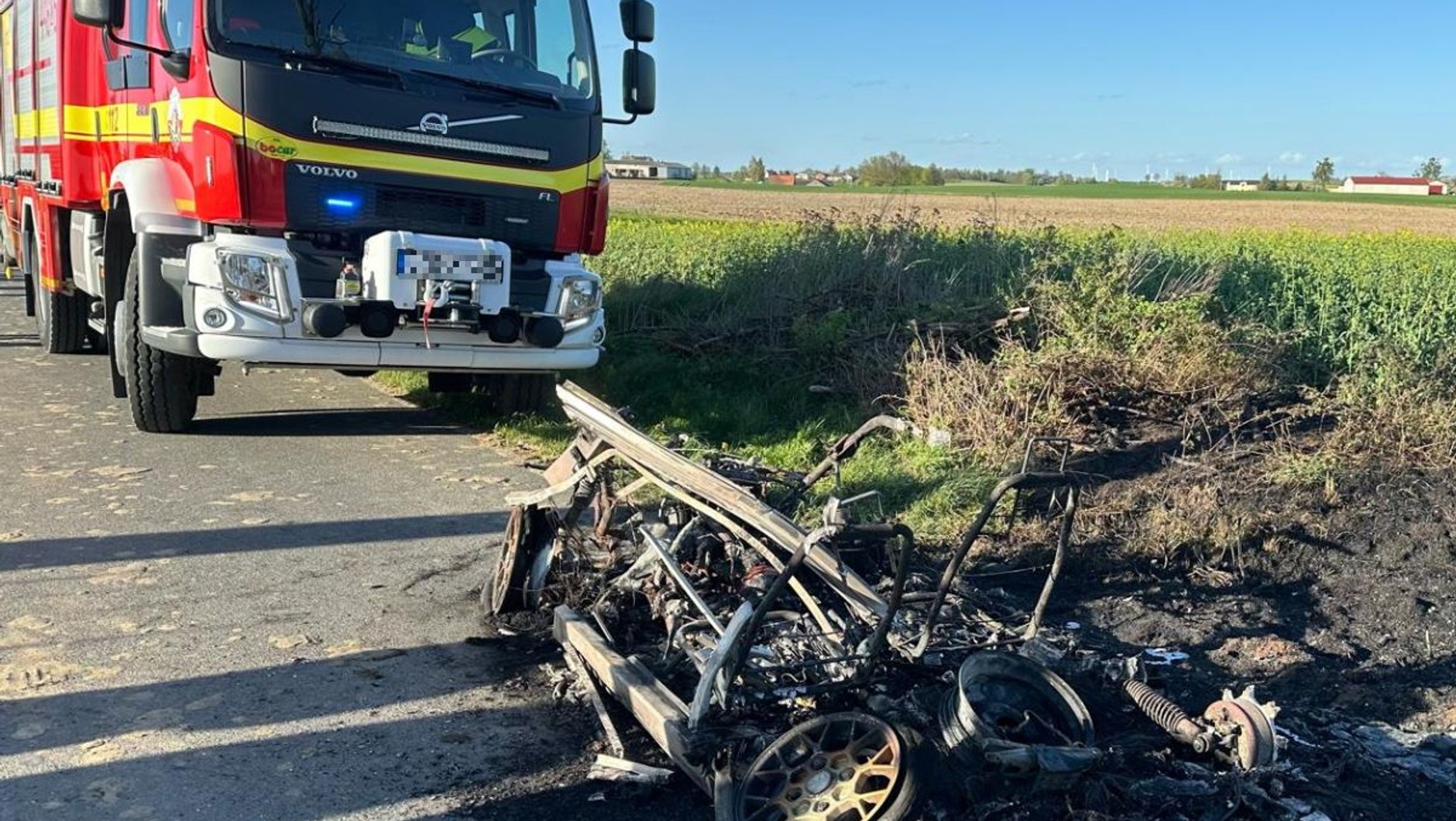 Ogień doszczętnie strawił samochód. Tym razem obyło się bez ofiar