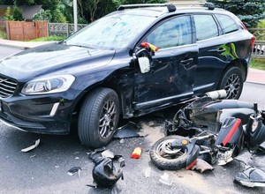 Tragedia w Tomaszowie. Zajechał drogę motorowerowi. Kierowca jednośladu zmarł mimo wysiłków ratowników