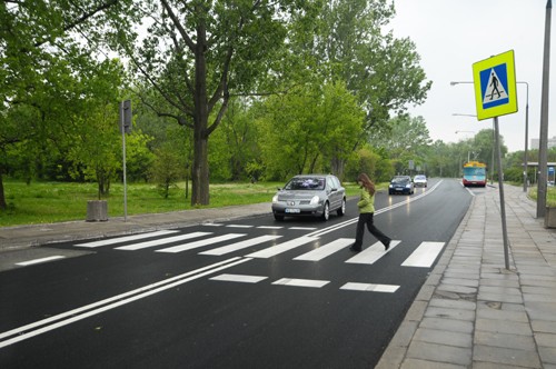 Jak bezpiecznie przejść przez drogę?
